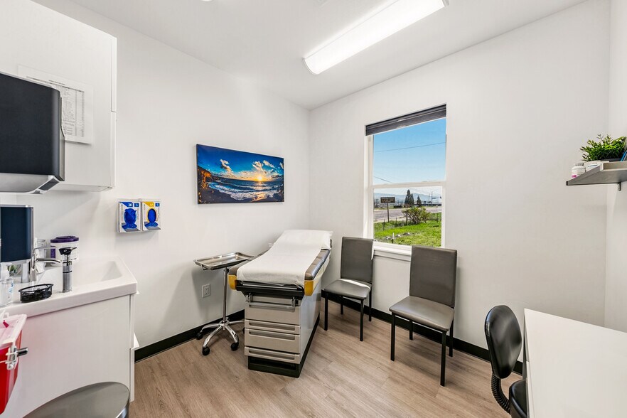 More Photos Of 296 S Pacific Hwy, Talent Medical For Sale