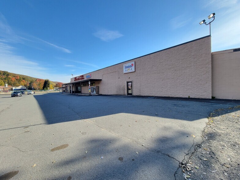 More Photos Of 5 Mountain Mall, Shickshinny Storefront For Sale