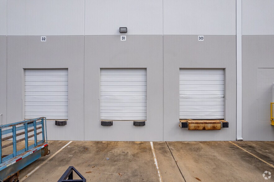 More Photos Of 11711 Clay Rd, Houston Warehouse For Lease