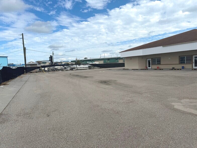 More Photos Of 1242 Market Cir, Port Charlotte Warehouse For Sale