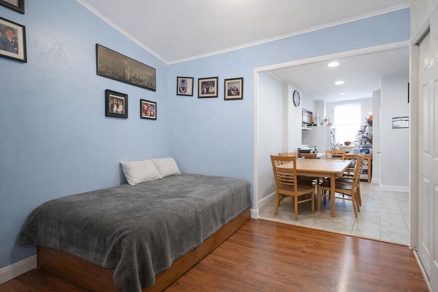 More Photos Of 7037 72nd Pl, Glendale Apartments For Sale
