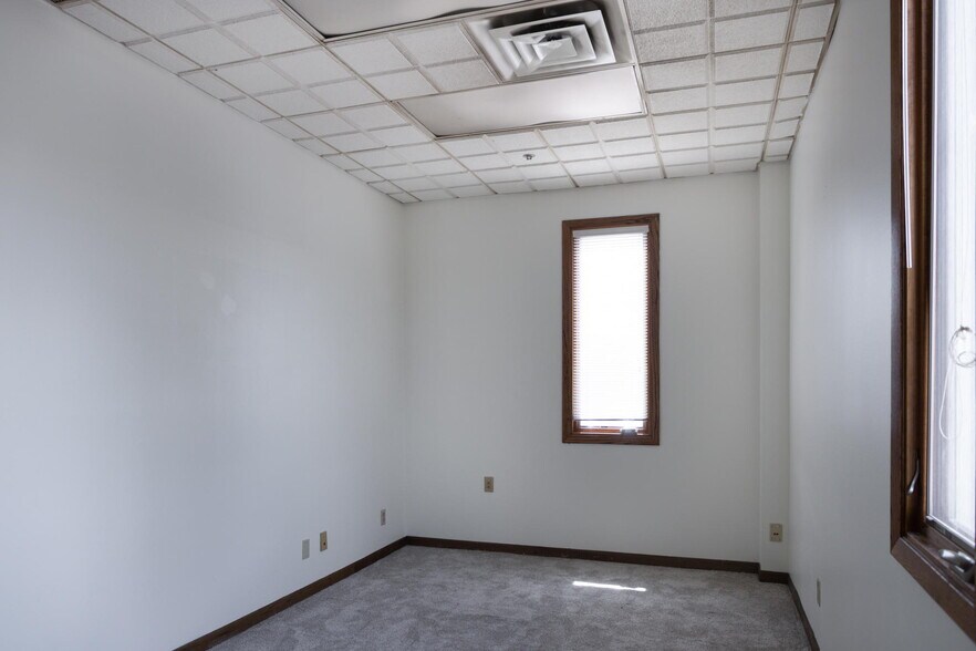 More Photos Of 321 NE Wilson St, Minneapolis Light Distribution For Lease