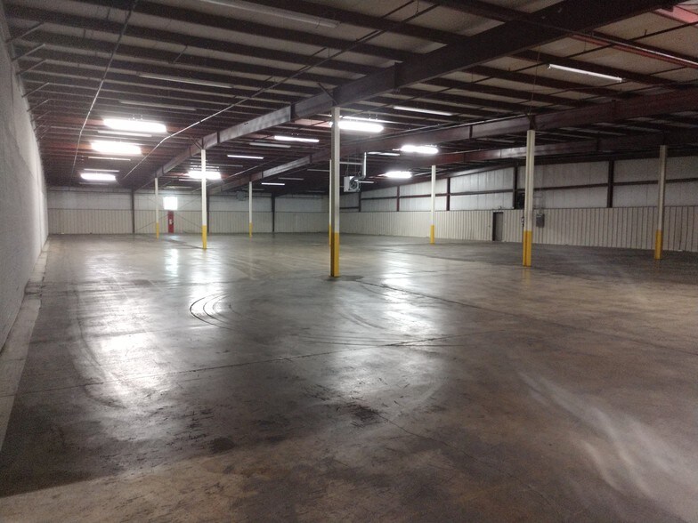 More Photos Of 460 Commerce Pl, Asheboro Warehouse For Lease