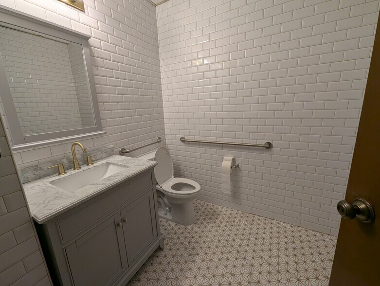 More Photos Of 4005 Menchaca Rd, Austin Medical For Sale