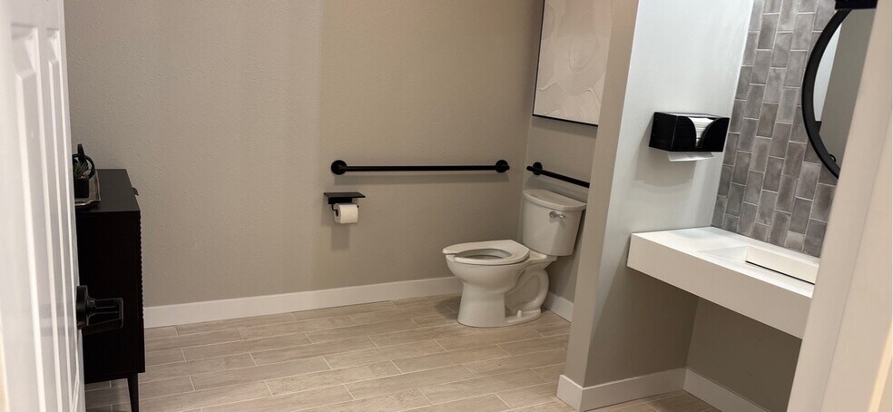 More Photos Of 138 Eagle Dr, O'Fallon Office For Lease