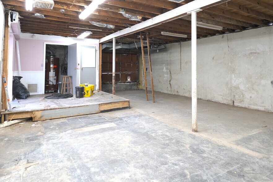 More Photos Of 125 E Jericho Tpke, Huntington Station Freestanding For Sale