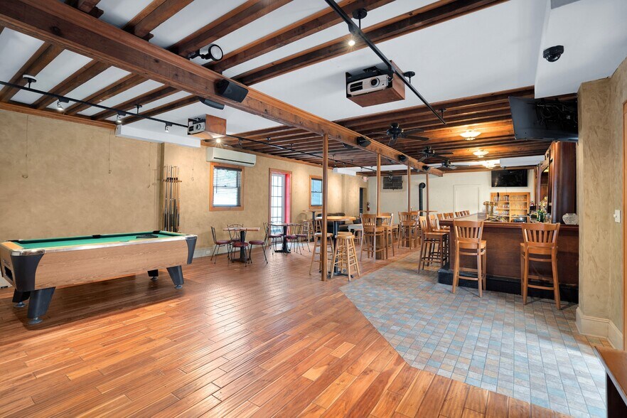 More Photos Of 87 North Rd, Hampton Bays Storefront Retail Residential For Lease