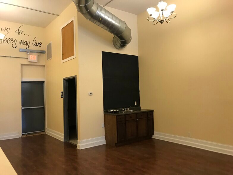 More Photos Of 5814 6th Ave, Kenosha Restaurant For Lease