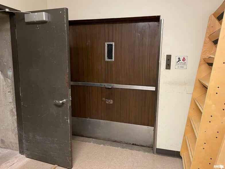 More Photos Of 113 SW Adams St, Peoria Office For Sale