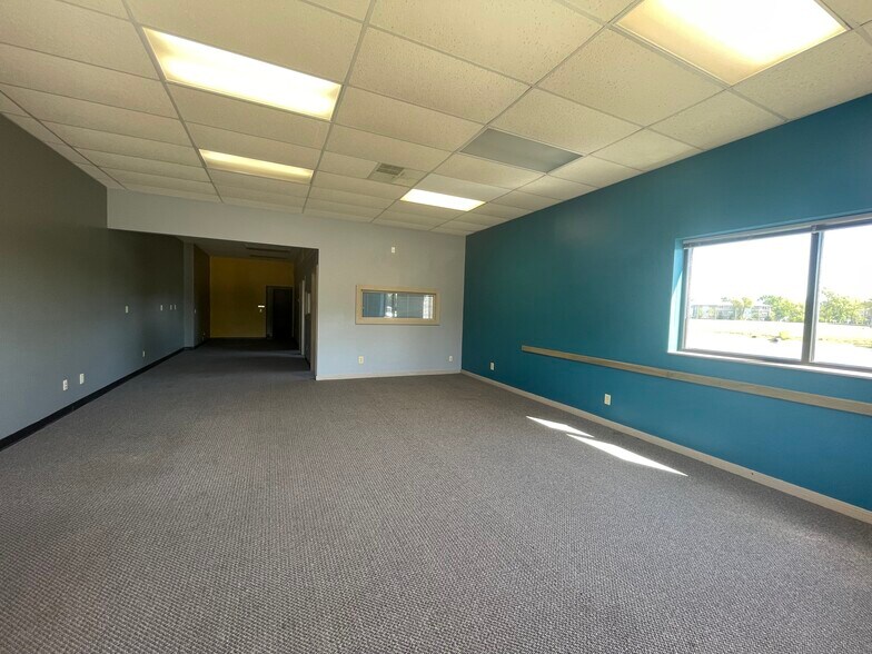 More Photos Of 3028-3042 State St, Columbus Showroom For Lease