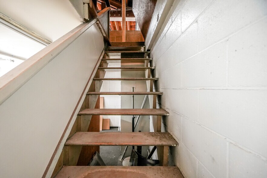 More Photos Of 2323 Nevin Ave, Richmond Auto Repair For Sale