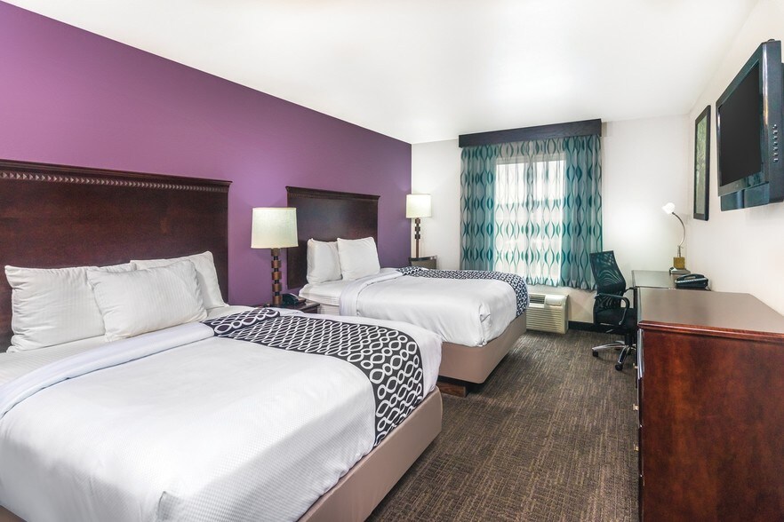 More Photos Of 15 Chateau Dr SE, Rome Hotel For Sale