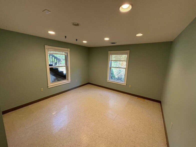 More Photos Of 6 Madelyn Ln, Rockport Medical For Lease