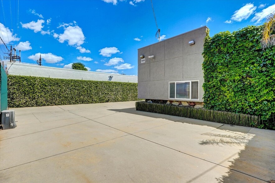 More Photos Of 7448 Deering Ave, Canoga Park Industrial For Sale