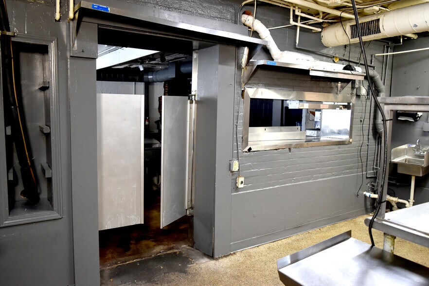 More Photos Of 124 E G.E. Patterson Ave, Memphis Restaurant For Sale