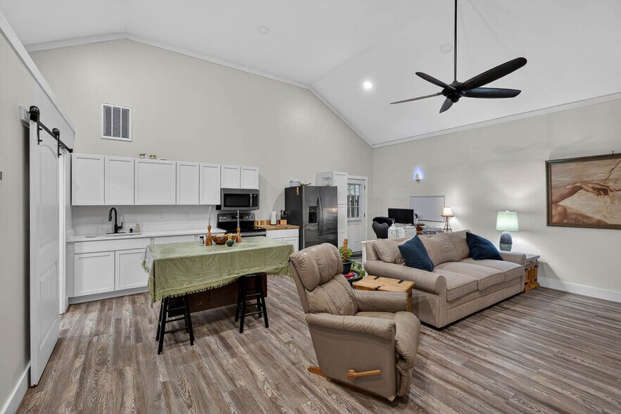 More Photos Of 1607 Norwich St, Brunswick Flex For Sale