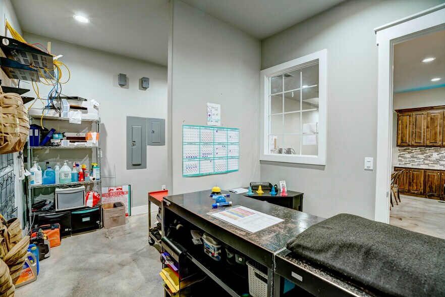 More Photos Of 5805 Starnes Rd, Watauga Office For Sale