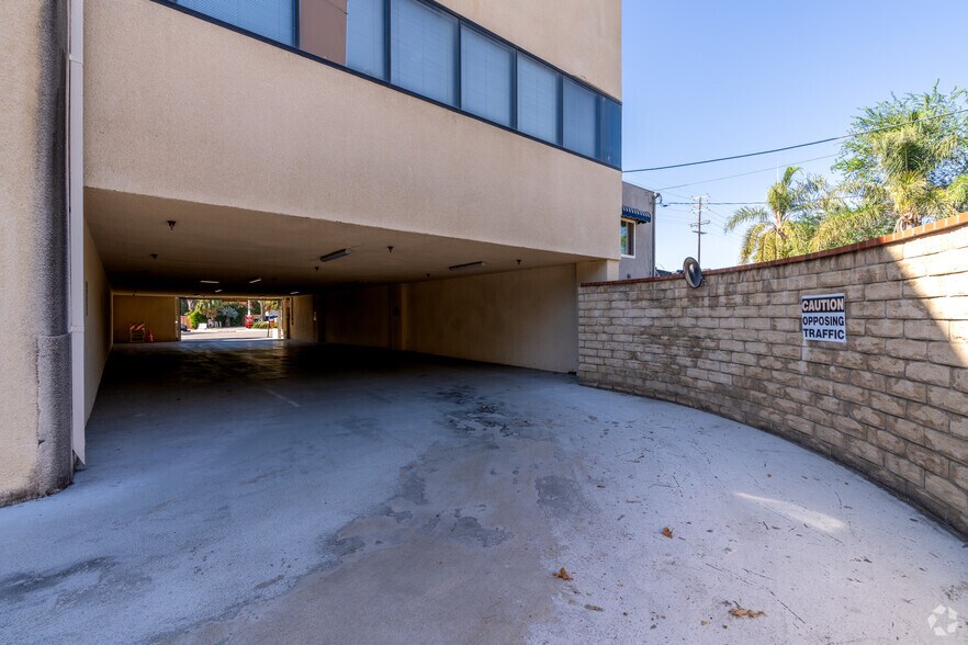 More Photos Of 15535 San Fernando Mission Blvd, San Fernando Medical For Lease