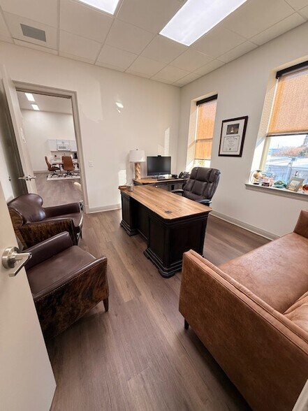 More Photos Of 24 W Chase St, Pensacola Office For Lease