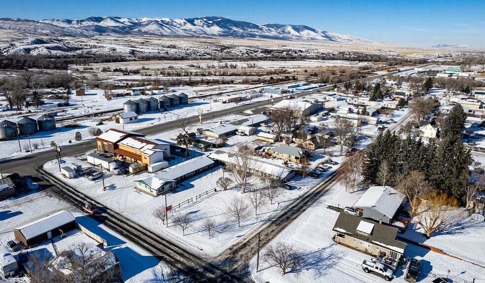 More Photos Of 412 N Front St, Townsend Hotel For Sale