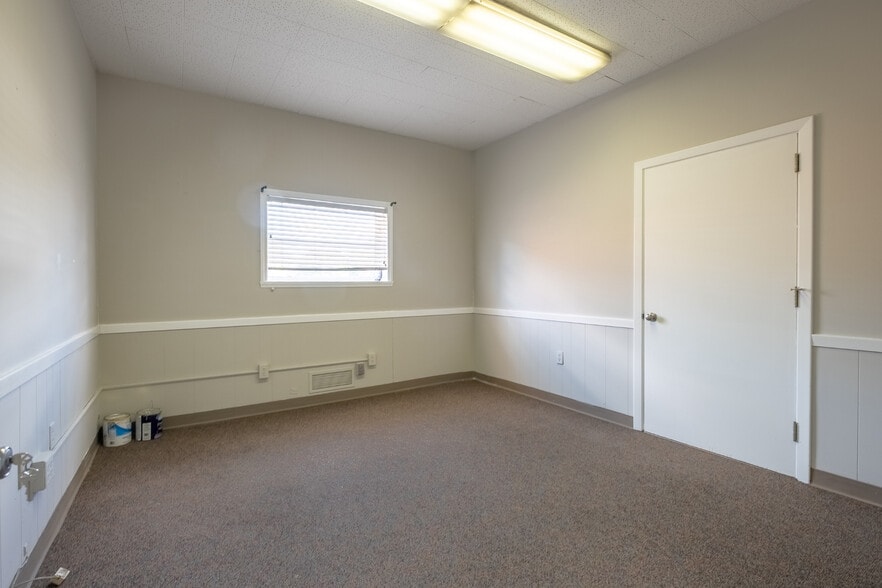 More Photos Of 1842 Banking St, Greensboro Office For Sale