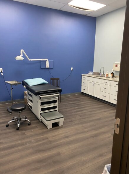 More Photos Of 4131-4197 Baldwin Rd, Auburn Hills Storefront For Lease