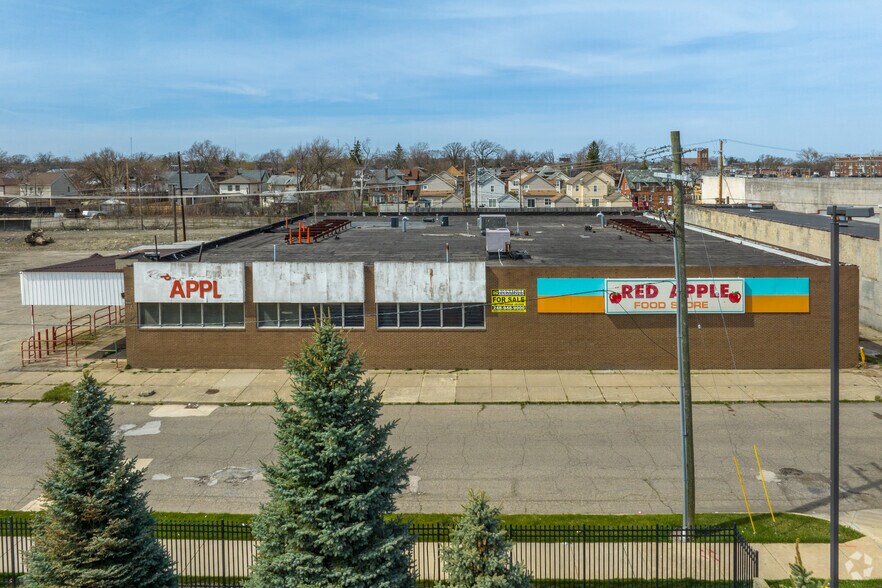 More Photos Of 52 Bartlett St, Highland Park Service For Sale