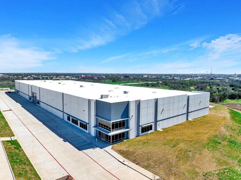 More Photos Of 2100 Chisholm Trail Rd, Round Rock Distribution For Lease