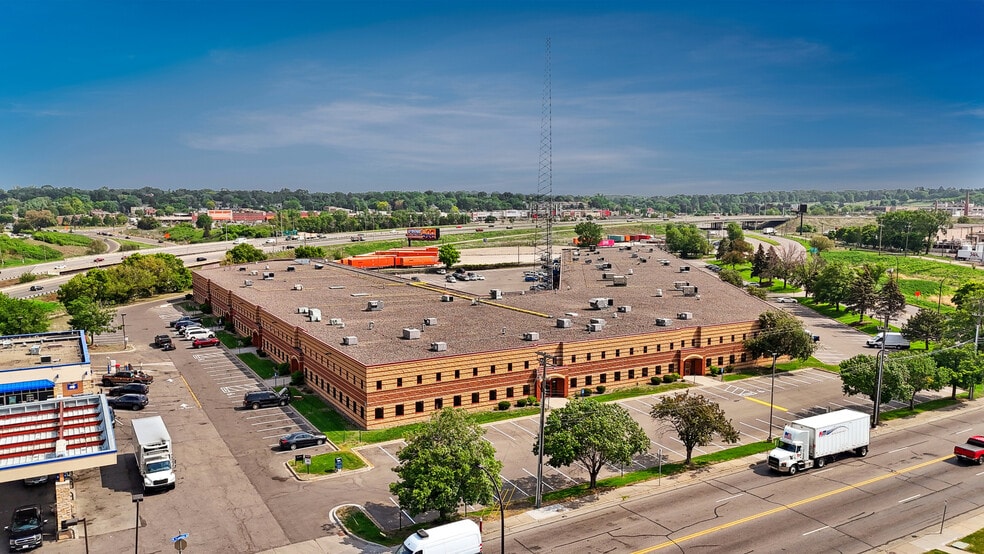 More Photos Of 1701-1719 NE Broadway St, Minneapolis Light Manufacturing For Lease