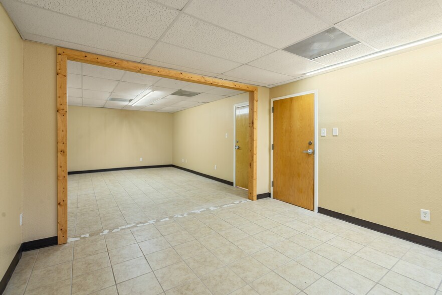 More Photos Of 300-310 Margaret Ln, Del Rio Medical For Lease
