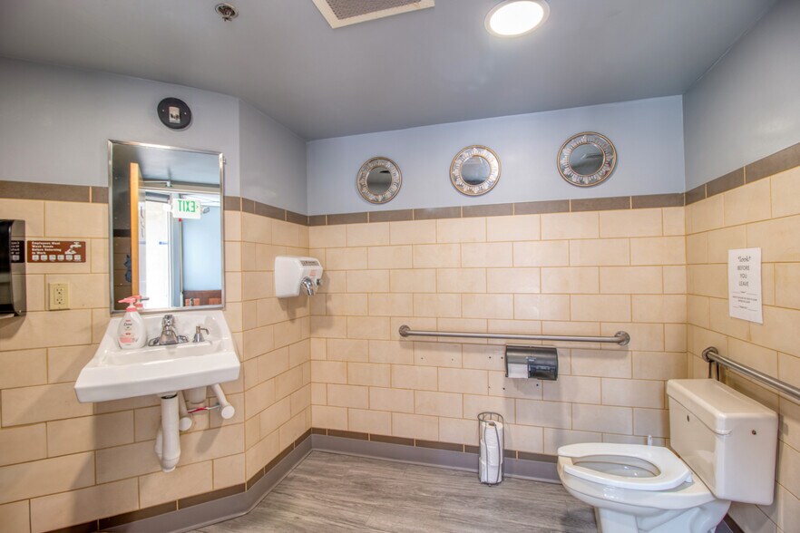 More Photos Of 300 N Charles St, Baltimore Apartments For Lease