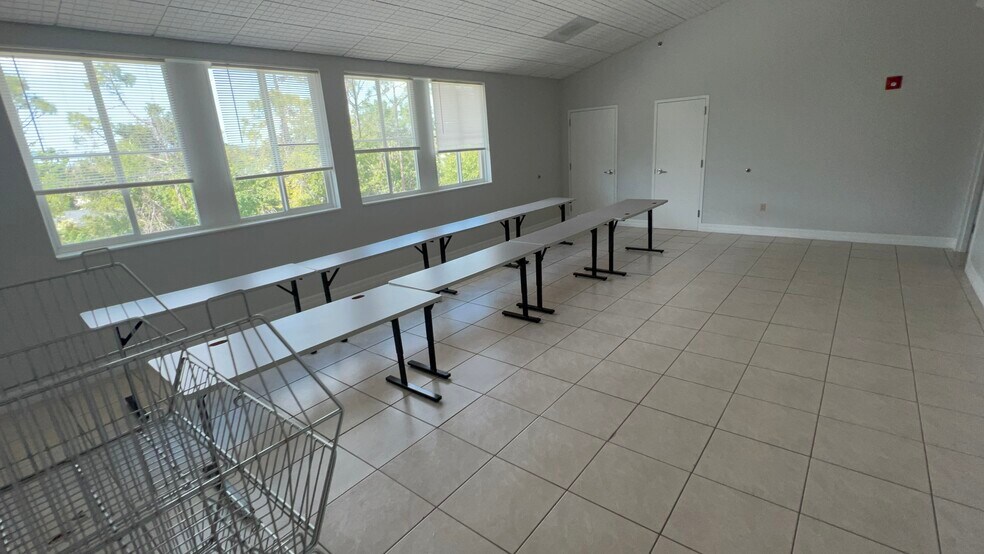 More Photos Of 4940 Bayline Dr, North Fort Myers Warehouse For Lease