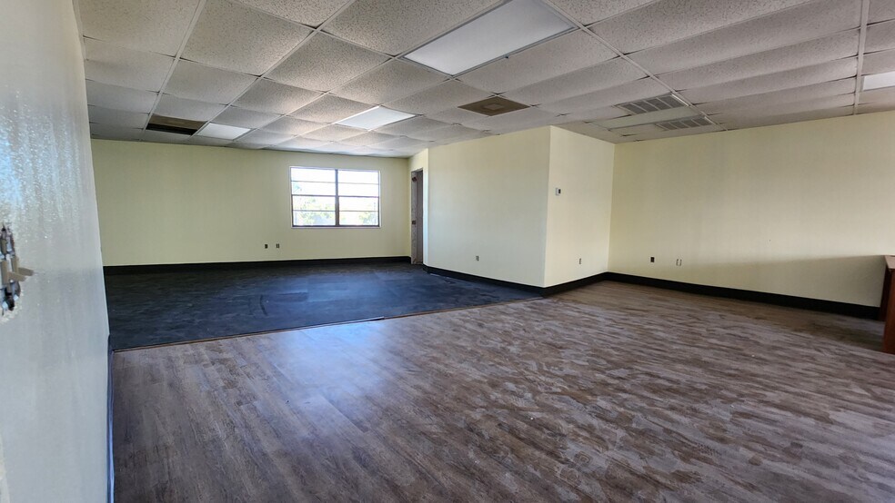 More Photos Of 1108 Commercial Way, Spring Hill Freestanding For Lease