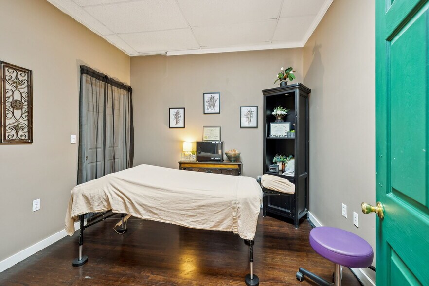 More Photos Of 220 Public Sq, Lafayette General Retail For Sale