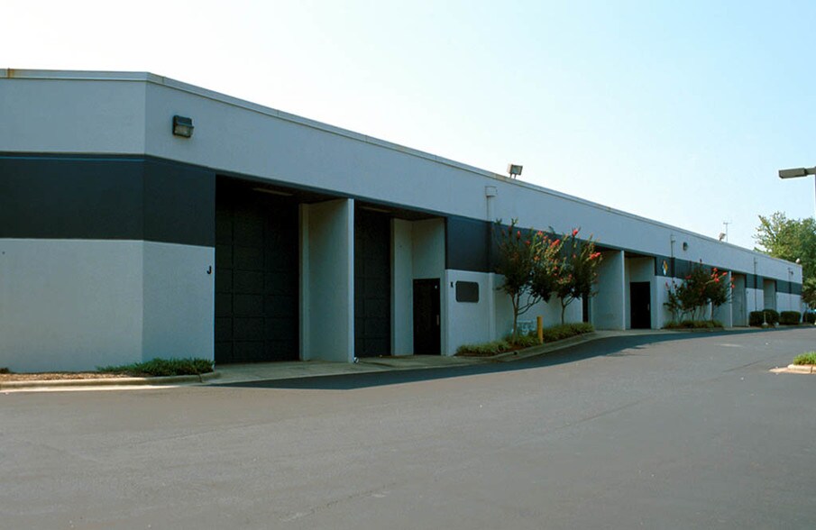 More Photos Of 2818 Queen City Dr, Charlotte Flex For Lease