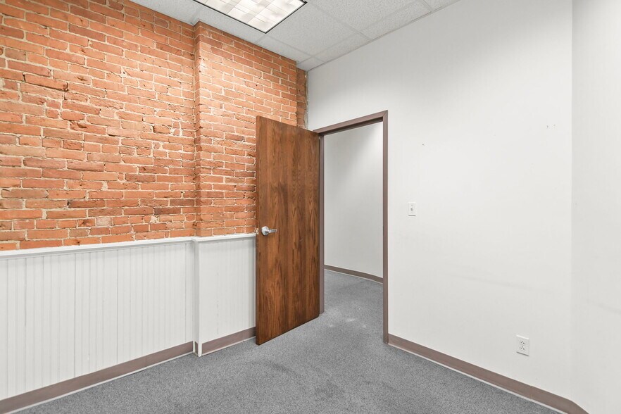 More Photos Of 206 S 6th St, Springfield Office For Sale