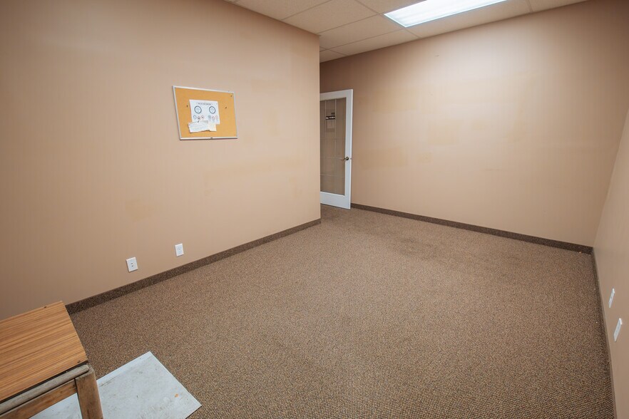 More Photos Of 32 Westwinds Cres NE, Calgary Flex For Lease