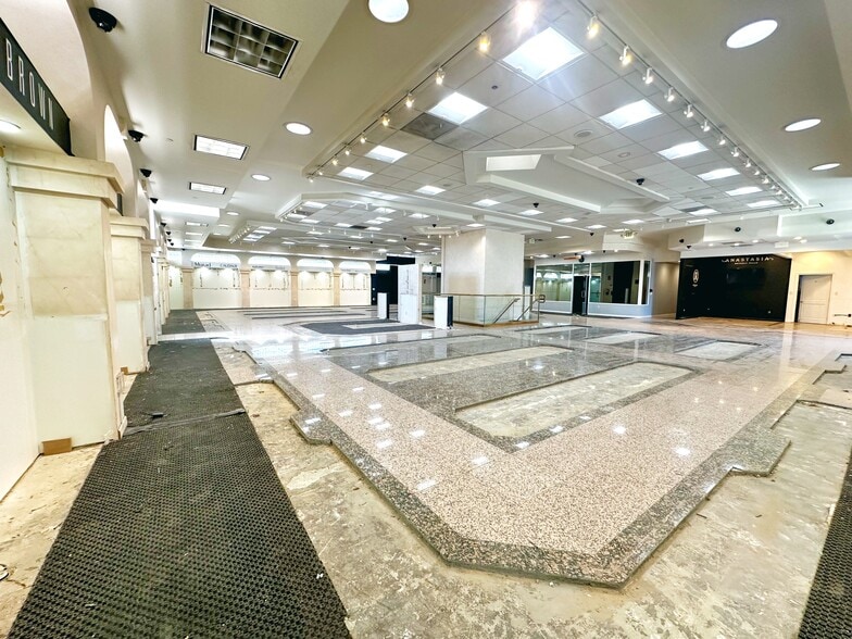 More Photos Of 12640 Riverside Dr, Valley Village Storefront Retail Office For Sale