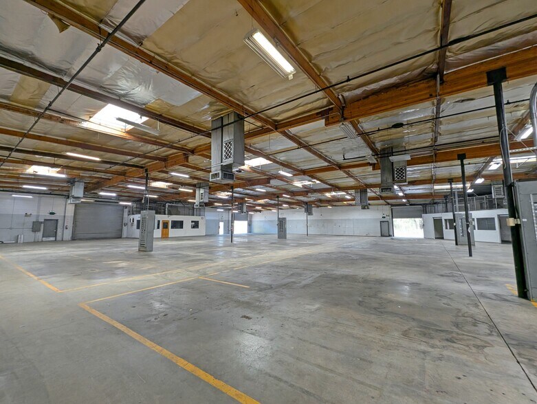 More Photos Of 8866 Laurel Canyon Blvd, Sun Valley Manufacturing For Lease