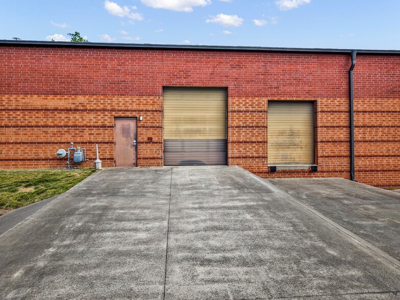 More Photos Of 2595 Viceroy Dr, Winston-Salem Warehouse For Lease