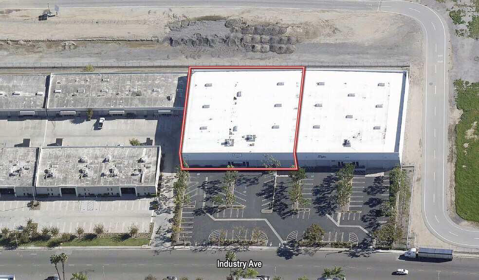 More Photos Of 3648-3650 N Industry Ave, Lakewood Warehouse For Lease