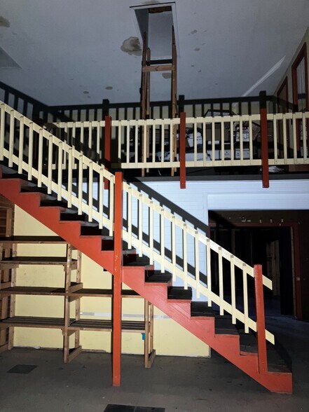 More Photos Of 221 N Main St, Benton Freestanding For Sale
