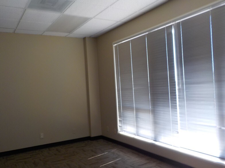 More Photos Of 3700 N 10th St, McAllen Office For Lease