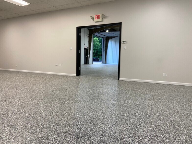 More Photos Of 517 N Lake Ave, Twin Lakes Showroom For Lease