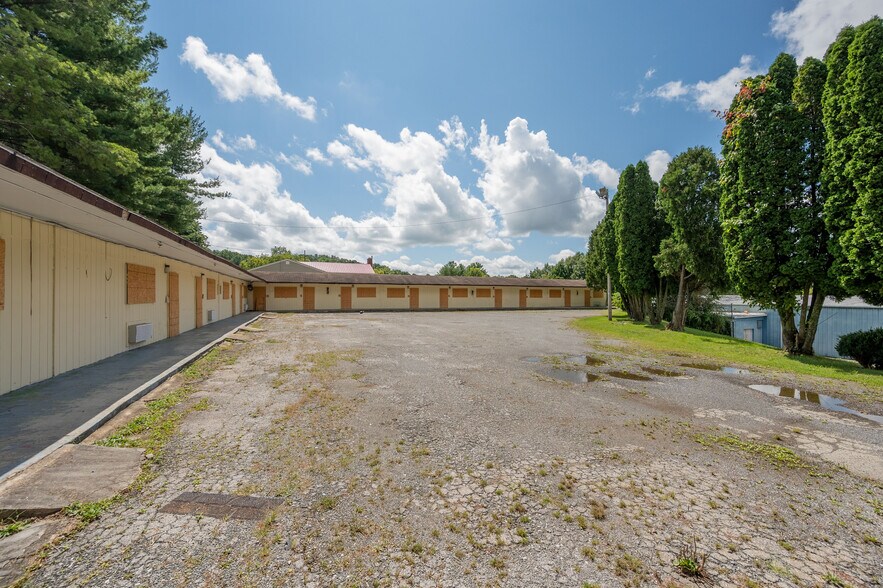 More Photos Of 549 E Stuart Dr, Galax Hotel For Sale