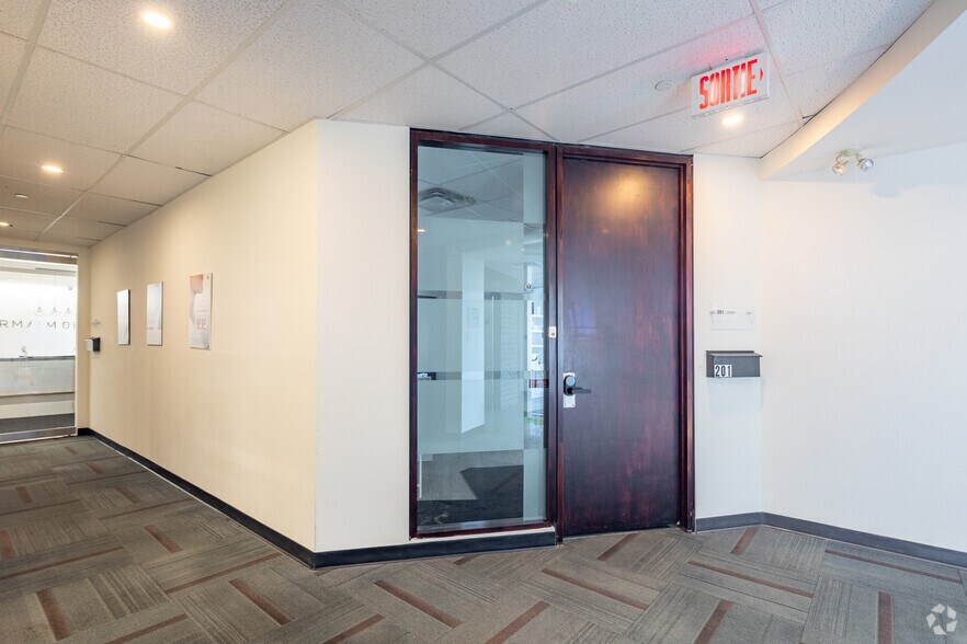 More Photos Of 50 Rue Saint-Charles O, Longueuil Medical For Lease