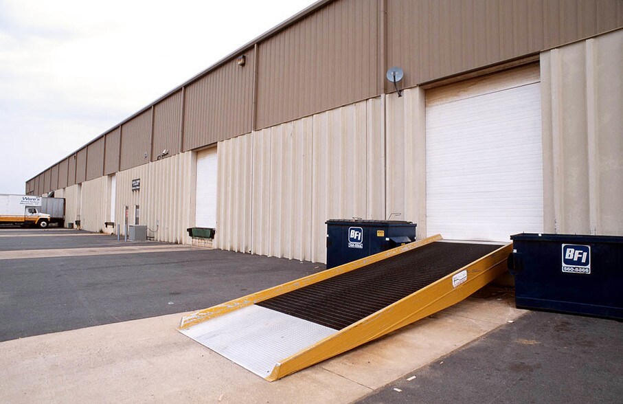 More Photos Of 10902-10904 Carolina Dr, Manassas Warehouse For Lease