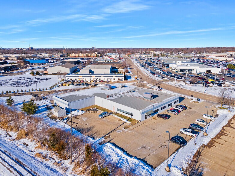 More Photos Of 1615 Commerce Pky, Bloomington Office For Lease