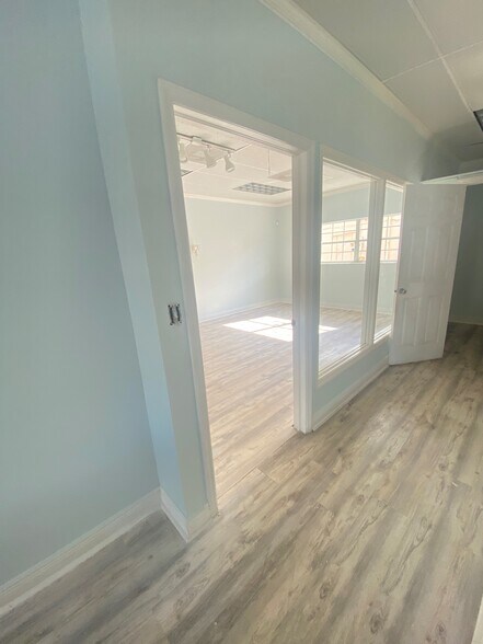 More Photos Of 2080 6th Ave, Vero Beach Storefront Retail Office For Lease
