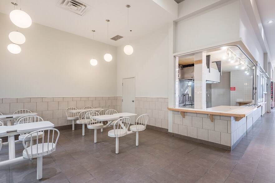 More Photos Of 740 Boul de la Côte-Vertu, Montréal Freestanding For Lease